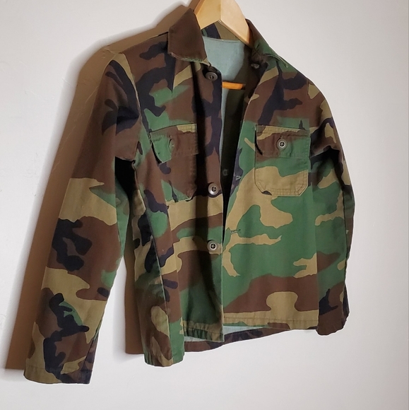 Camouflage Short Button-Up Jacket with Flapped Pockets - Picture 3 of 12